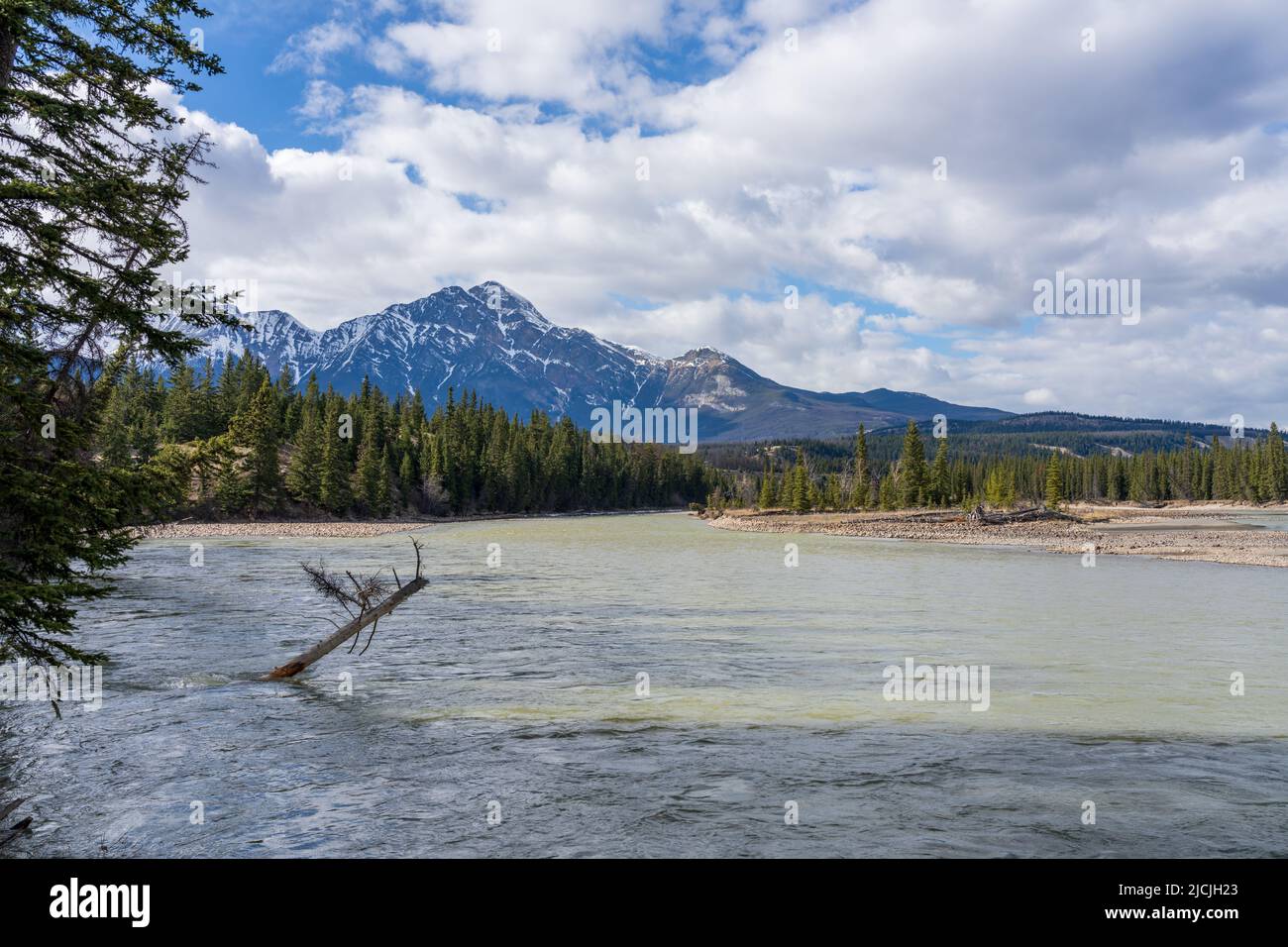 Pyramid Mountain e Athabasca River in estate giorno di sole. Parco Nazionale di Jasper bellissimo paesaggio. Canadian Rockies, Alberta, Canada. Foto Stock