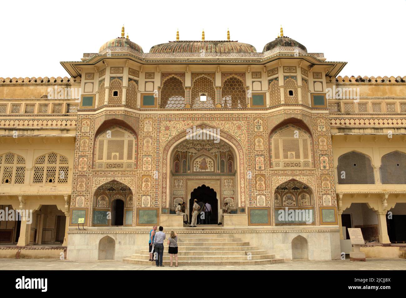 Facciata dell'ingresso di Ganesh Pol (Ganesh Gate/Ganesh Pol) all'interno del complesso di Amer Fort ad Amer, Rajasthan, India. Foto Stock