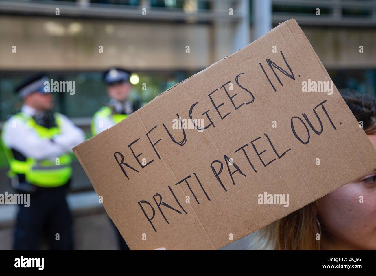 Londra, Regno Unito. 13th giugno 2022. Un dimostratore tiene un cartello che esprime la sua opinione durante la protesta al di fuori del Ministero degli interni centinaia protesta contro i piani di deportazione del Ruanda. (Foto di Thabo Jaiyesimi/SOPA Images/Sipa USA) Credit: Sipa USA/Alamy Live News Foto Stock