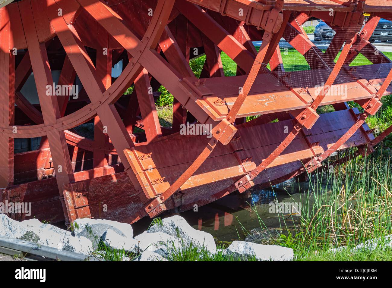 Steamboat Red paddle Wheel. Primo piano di Red Paddle Wheel su River Boat. Foto di viaggio, messa a fuoco selettiva, nessuno Foto Stock