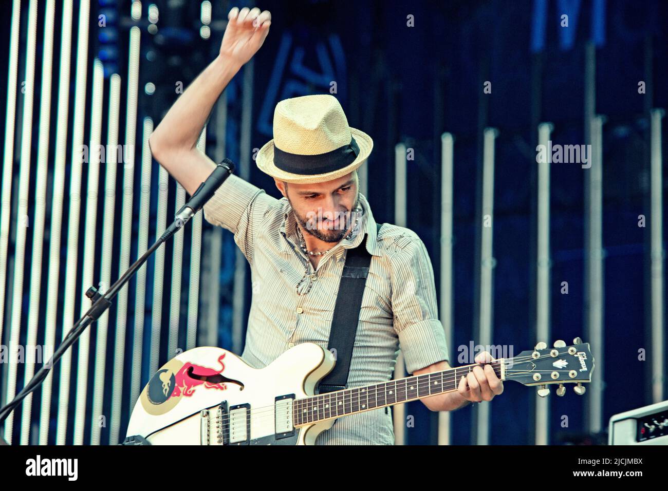 Samuel Romano si esibisce dal vivo in concerto con la sua band Motel Connection a Roma. Foto Stock