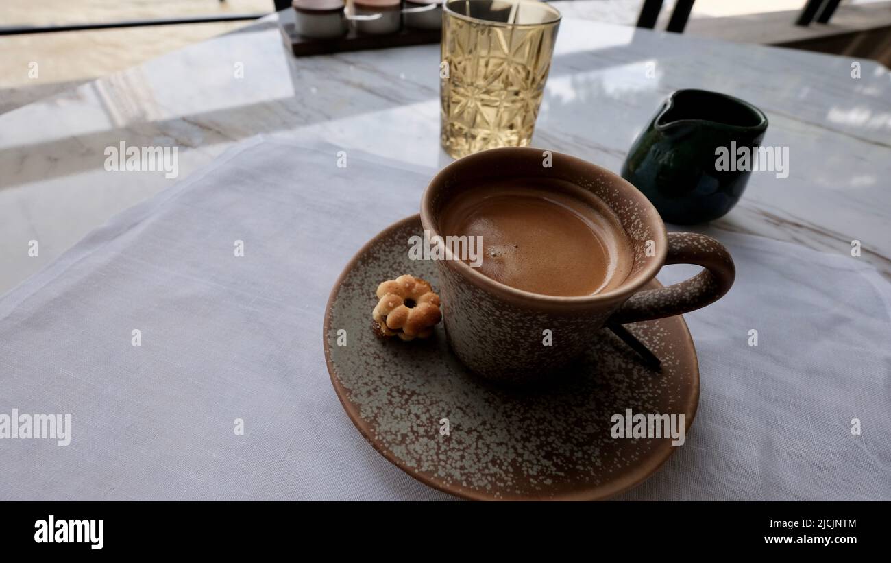 Caffè sul fiume Capella Chao Phraya, lussuoso hotel a cinque stelle sulla Charoen Krung Road Yannawa Sathorn Bangkok Thailandia Foto Stock