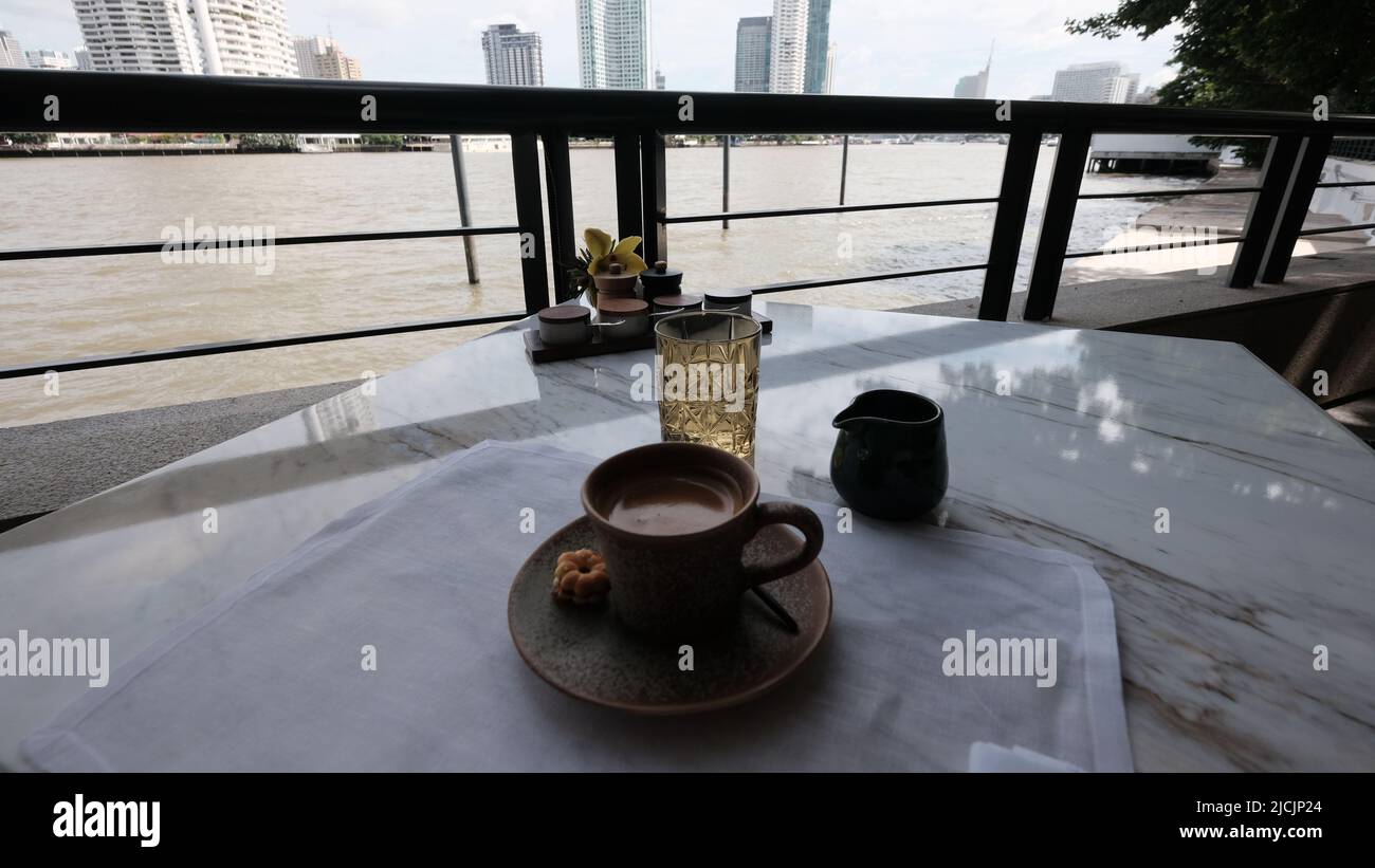 Caffè sul fiume Chao Phraya, Capella lussuoso hotel a cinque stelle su Charoen Krung Road Yannawa Sathorn Bangkok Thailandia Foto Stock
