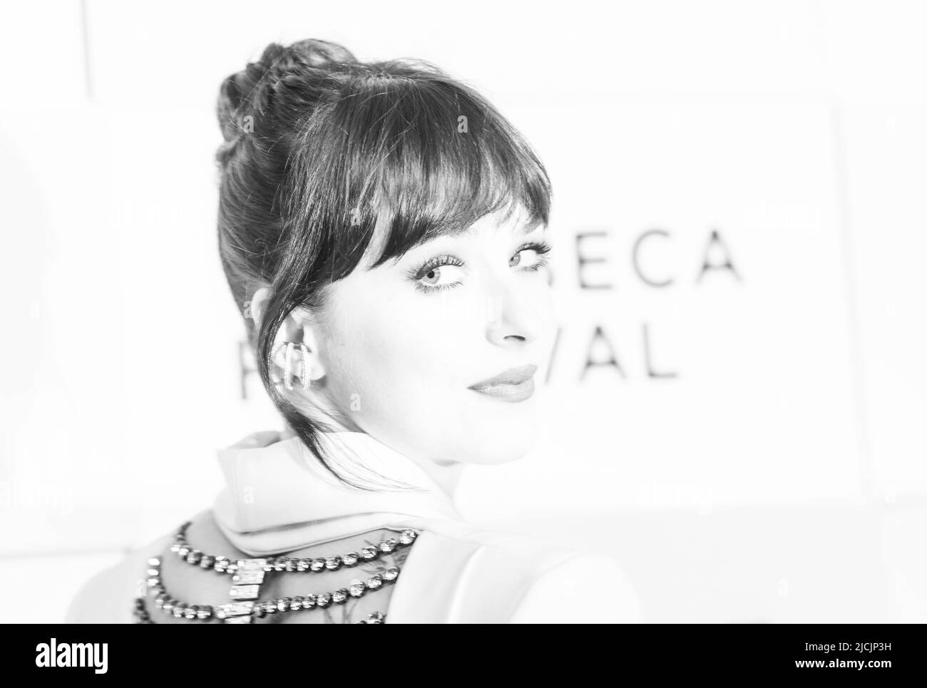 New York, NY - 13 giugno 2022: Dakota Johnson partecipa alla prima di 'Cha Cha Real Smooth' durante il Tribeca Film Festival al BMCC Foto Stock