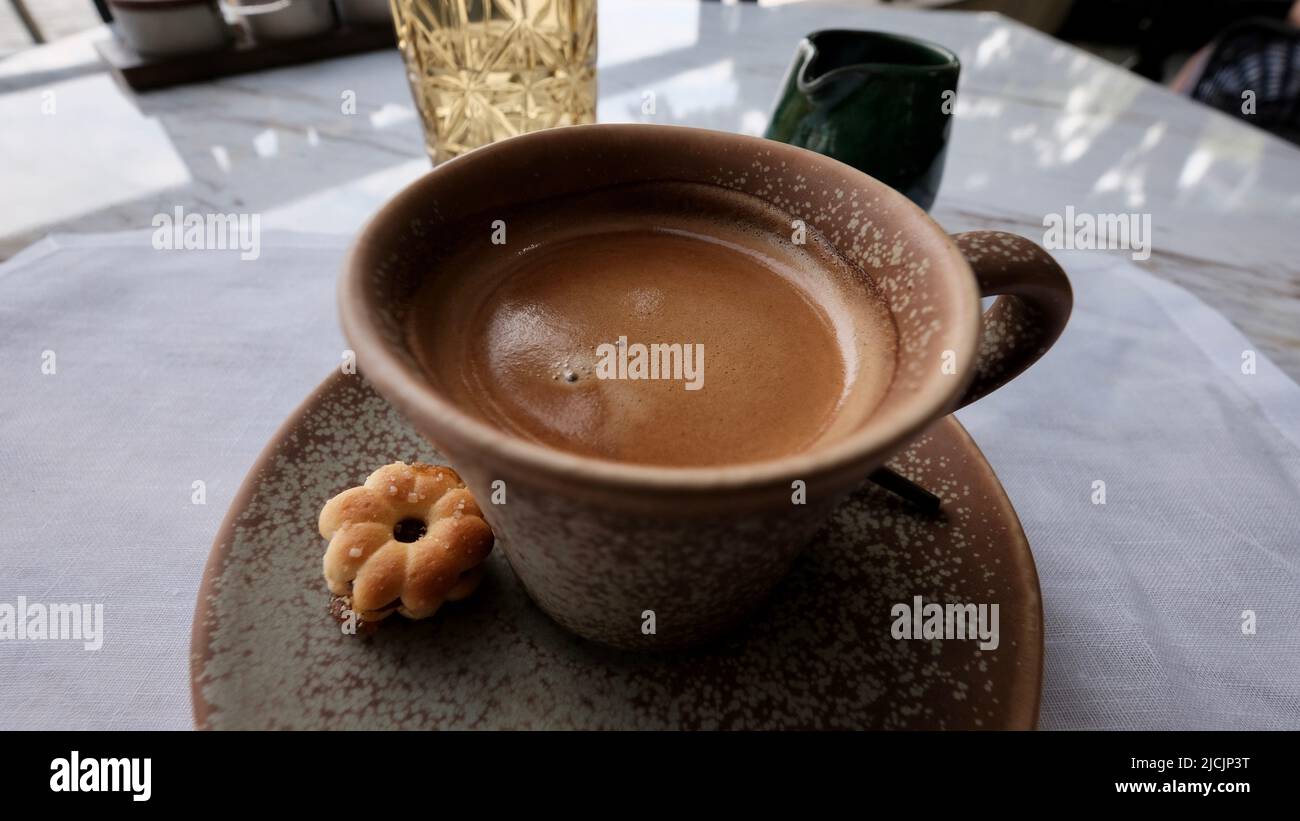 Caffè sul fiume Capella Chao Phraya, lussuoso hotel a cinque stelle sulla Charoen Krung Road Yannawa Sathorn Bangkok Thailandia Foto Stock