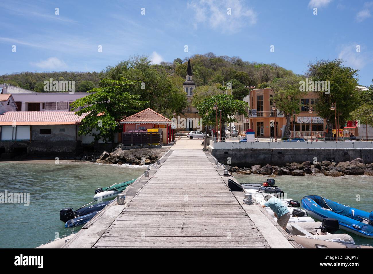 Sainte Anne, Francia. 03rd maggio 2022. Le barche sono ormeggiate su un molo di fronte alla Chiesa Cattolica di Notre Dame. Credit: Sebastian Kahnert/dpa/Alamy Live News Foto Stock