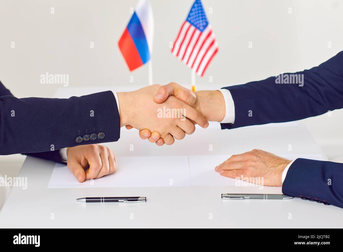 I rappresentanti politici degli stati americani e russi si scuotono le mani prima dell'inizio dei negoziati. Foto Stock