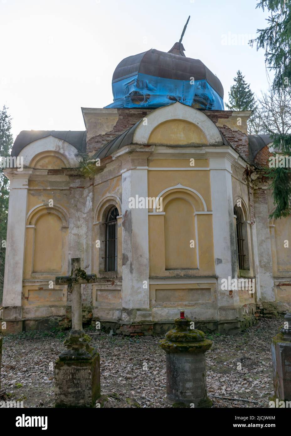 Galgauskas San Giovanni Battista Chiesa ortodossa tra alberi e arbusti sottobosco. Sopra le cime degli alberi si può vedere il campanile, Gulbene re Foto Stock