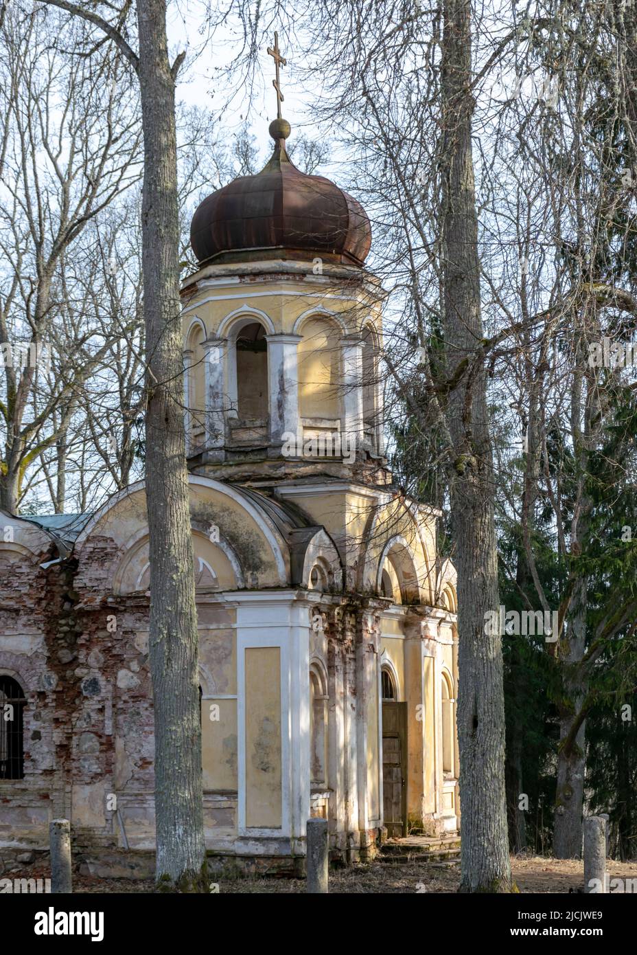 Galgauskas San Giovanni Battista Chiesa ortodossa tra alberi e arbusti sottobosco. Sopra le cime degli alberi si può vedere il campanile, Gulbene re Foto Stock