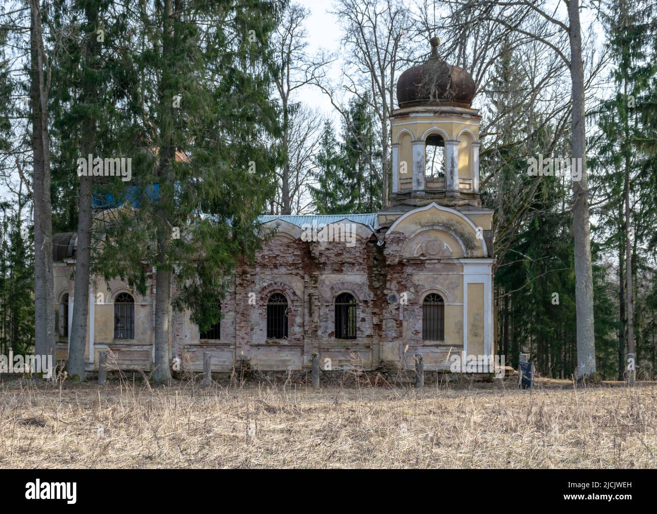 Galgauskas San Giovanni Battista Chiesa ortodossa tra alberi e arbusti sottobosco. Sopra le cime degli alberi si può vedere il campanile, Gulbene re Foto Stock
