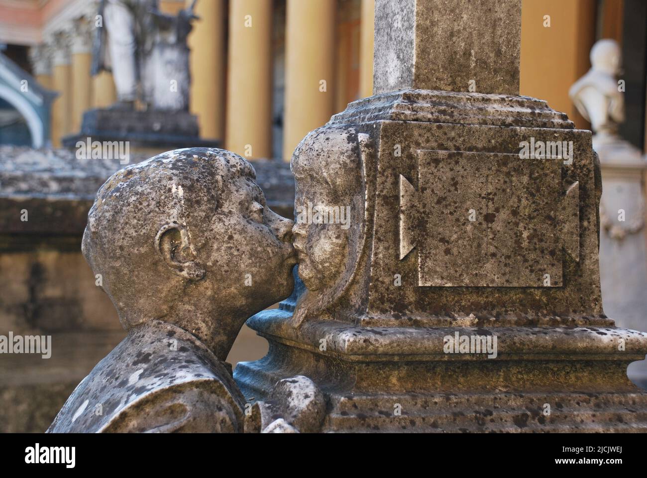 Particolare di una tomba nel cimitero monumentale della Certosa di Bologna (Italia) Foto Stock