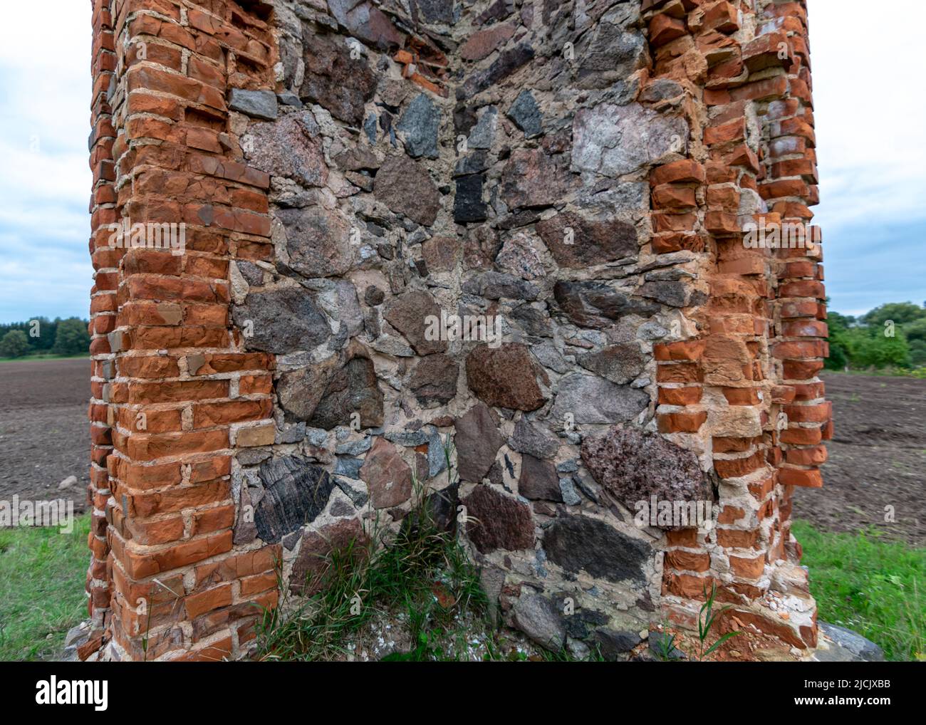 paesaggio con ruderi in pietra e mattoni, antiche fondamenta in pietra bricked con mattoni rossi Foto Stock