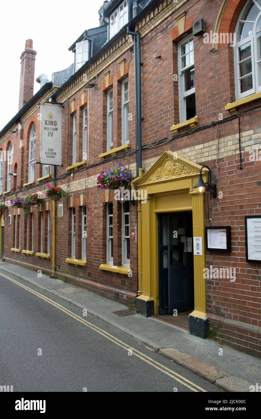 TOTNES, Regno Unito - 26 GIUGNO 2021 porta laterale al pub King William IV su Fore Street in una giornata nuvolosa Foto Stock