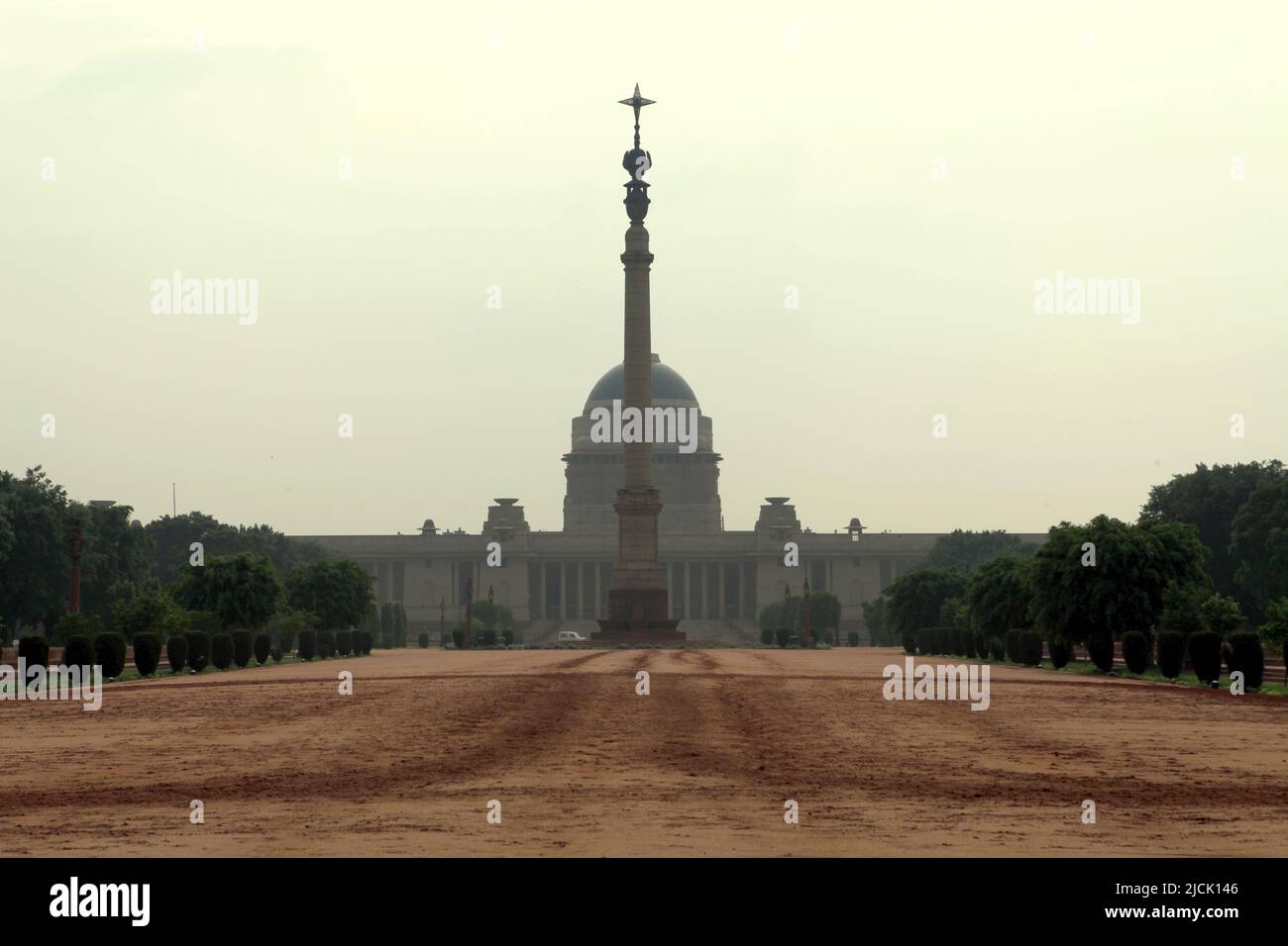 Colonna di Jaipur nel cortile con Rashtrapati Bhavan, la residenza ufficiale del Presidente dell'India, è sullo sfondo a nuova Delhi, Delhi, India. Foto Stock
