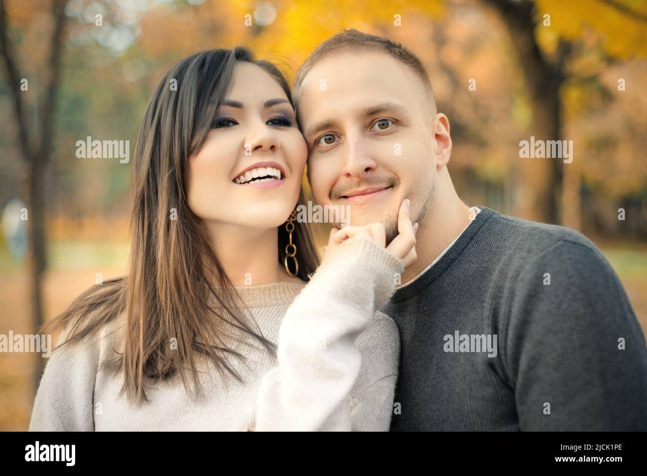 Ritratto amichevole di giovane asiatico bella giovane donna e giovane caucasico in autunno all'aperto Foto Stock