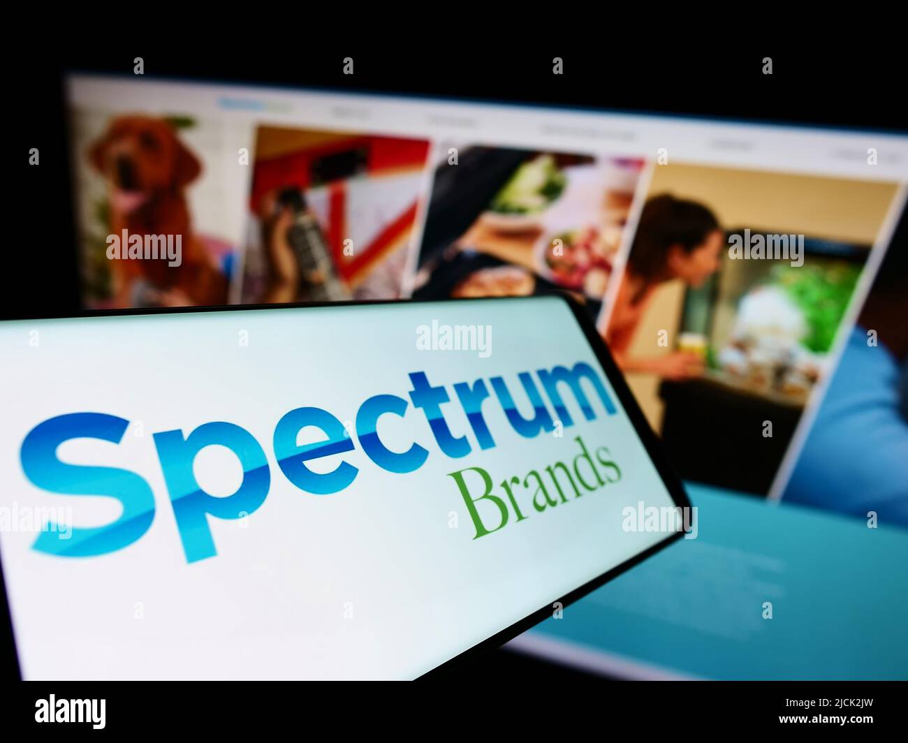 Cellulare con logo della società statunitense Spectrum Brands Holdings Inc. Sullo schermo di fronte al sito web aziendale. Concentrarsi sul centro del display del telefono. Foto Stock