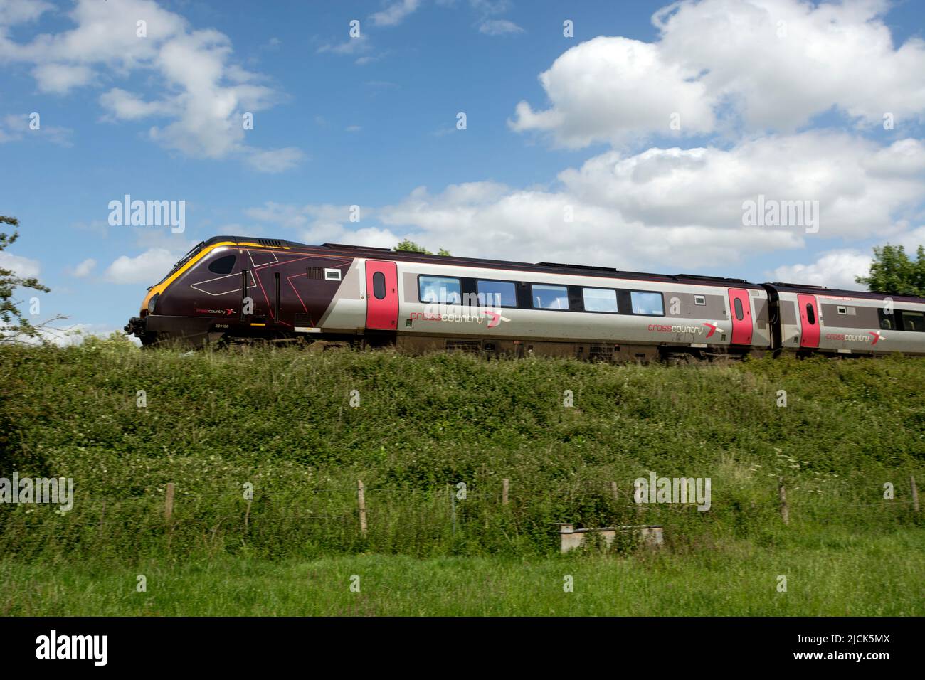 Un treno diesel Arriva CrossCountry Voyager, Warwickshire, Regno Unito Foto Stock