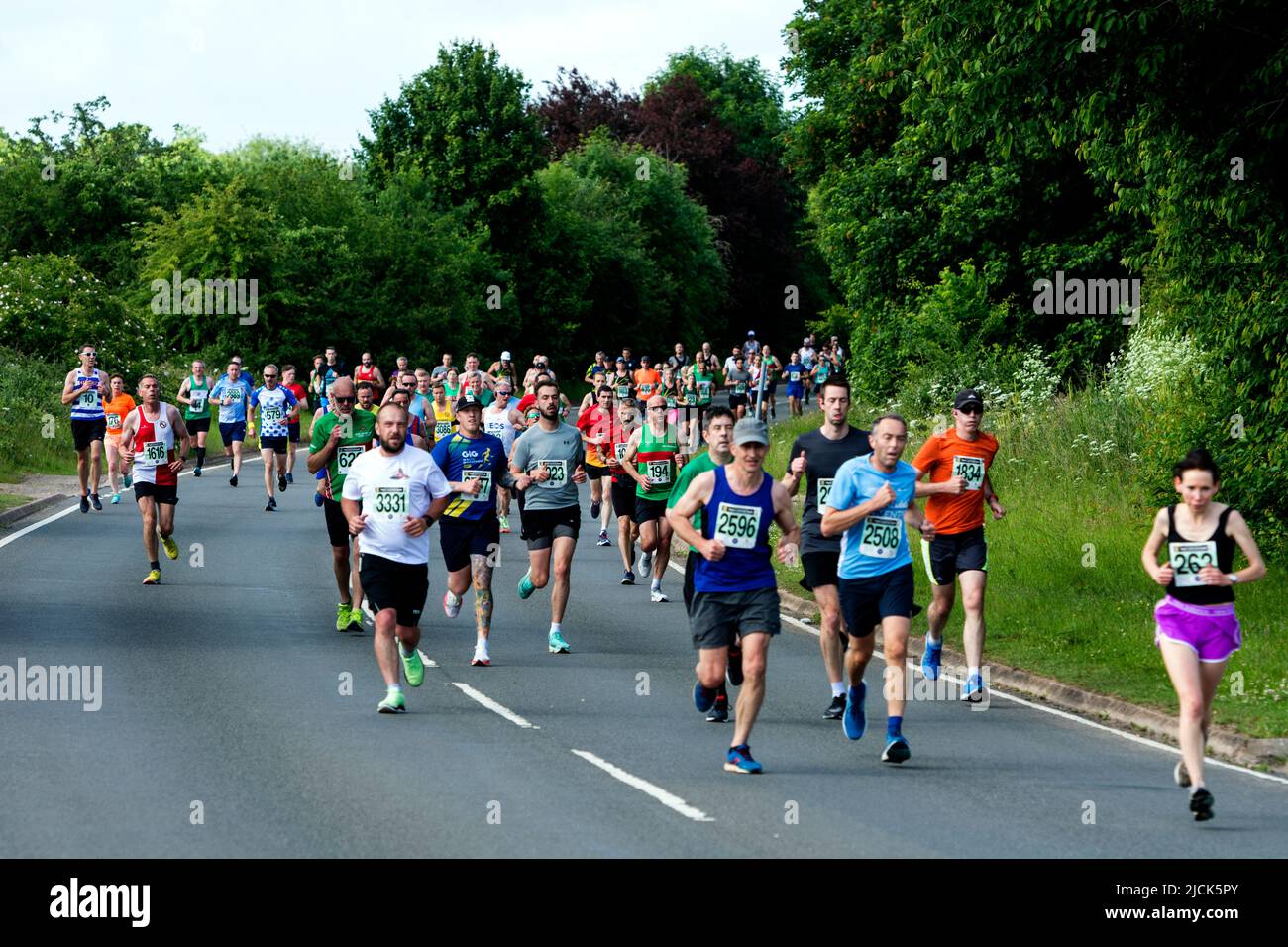 Corridori nella gara di strada 2022 due Castelli 10K, Warwickshire, Regno Unito Foto Stock