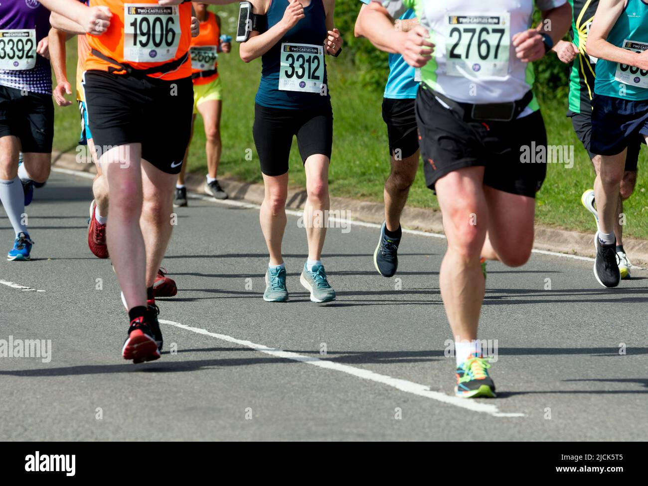 Corridori nella gara di strada 2022 due Castelli 10K, Warwickshire, Regno Unito Foto Stock