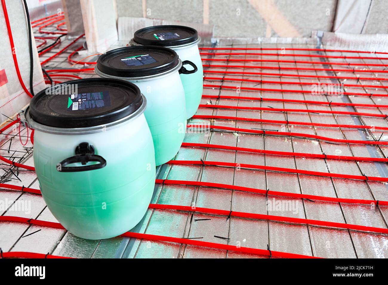 Termosupporto a base di glicole propilenico in fusti di plastica. Il riscaldamento a pavimento funziona, nessuno Foto Stock
