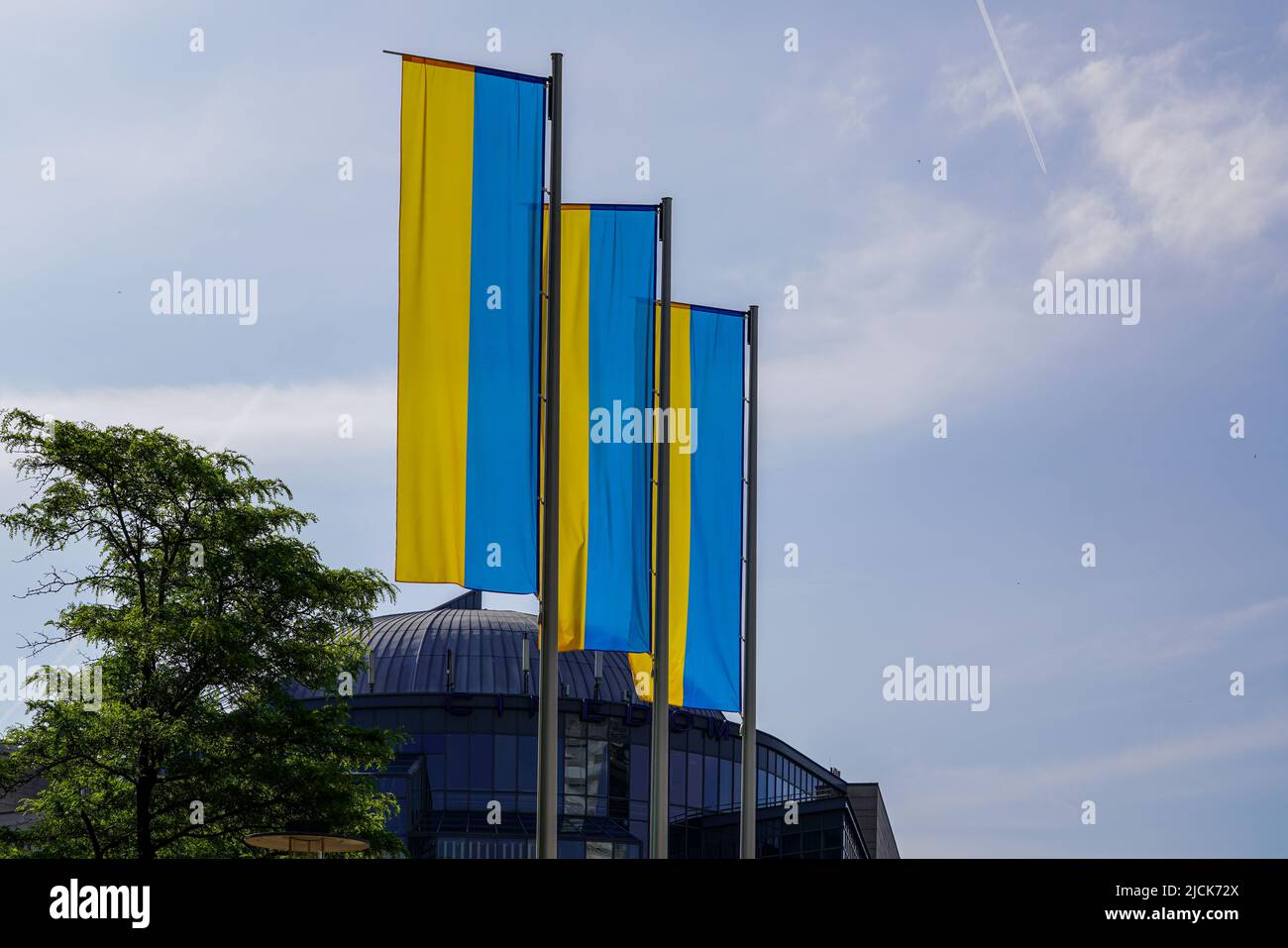 Solidarietà con l'Ucraina. Le bandiere ucraine sono appese al Mediapark di Colonia, Germania, 22.5.22 Foto Stock