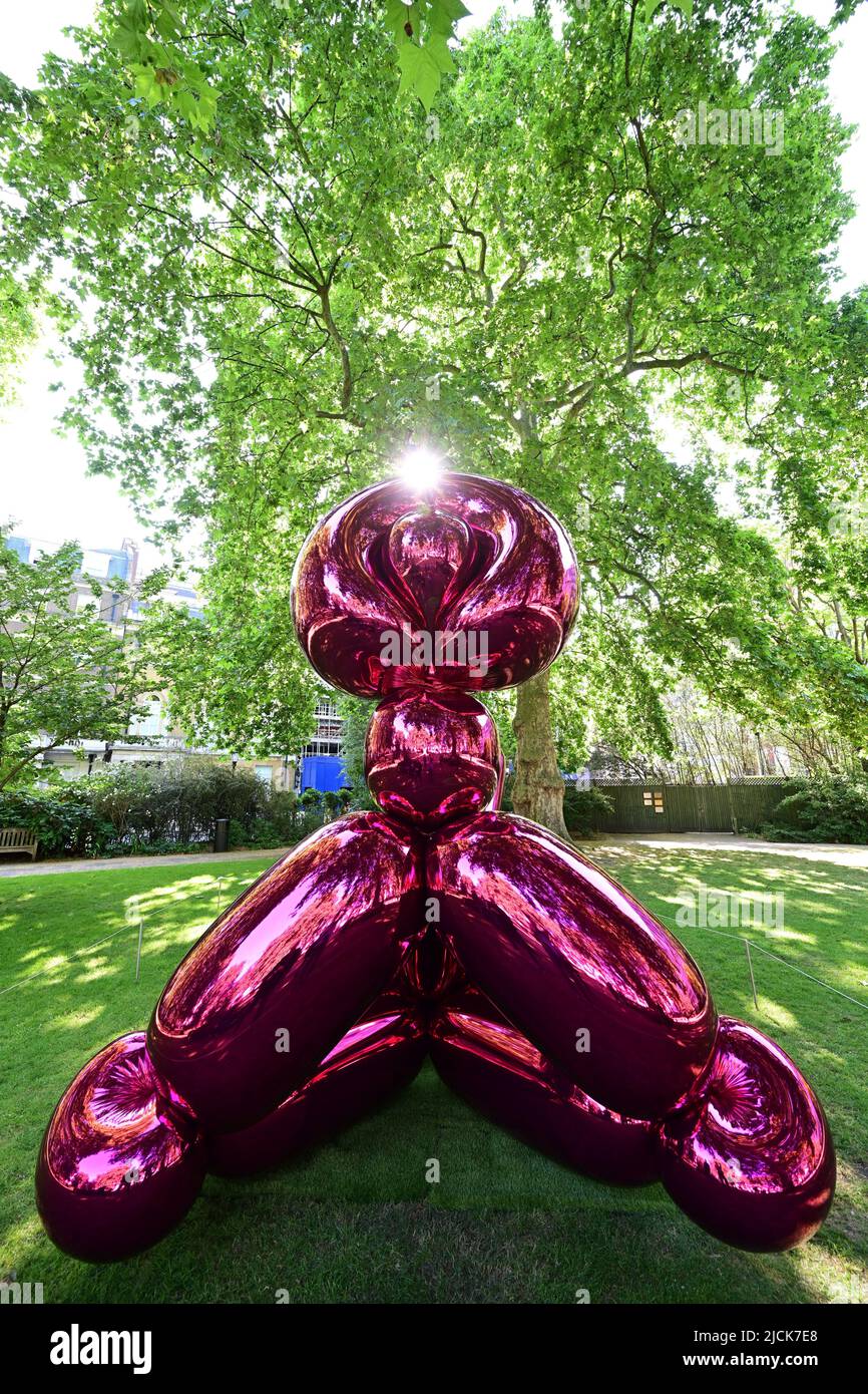 St James’s Square, Londra, Regno Unito. 14 giugno 2022. Christie’s 20/21 London to Paris svela Jeff Koons Sculpture, Balloon Monkey (Magenta) (2006-13), stima: £6.000.000-10.000.000. Presentato da Victor e Olena Pinchuk la vendita raccogliere fondi per aiuti umanitari per l'Ucraina Credit: Malcolm Park/Alamy Live News Foto Stock