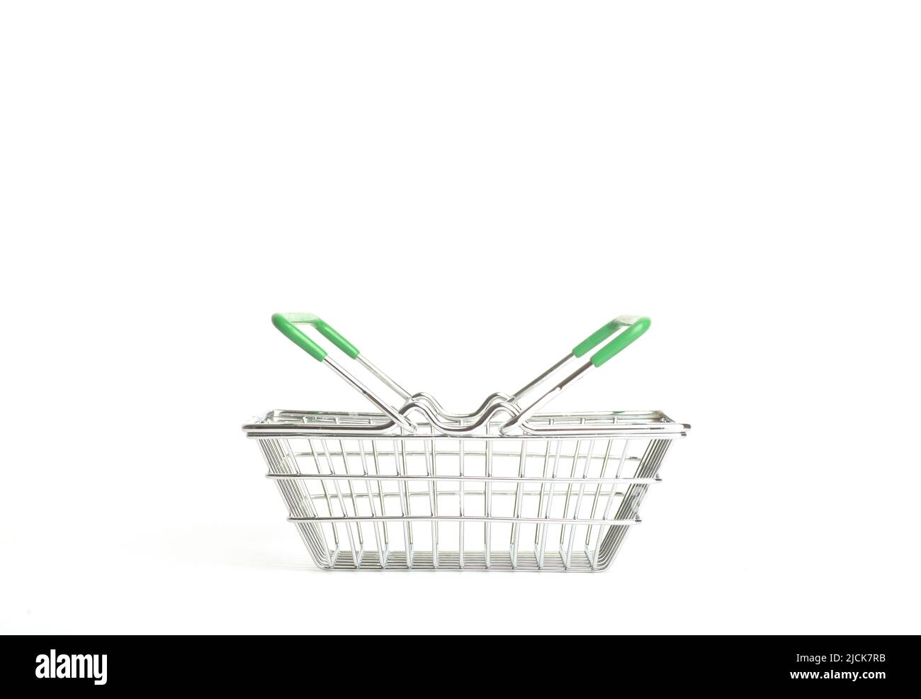 Carrello di shopping in un supermercato su uno sfondo bianco vuoto isolato. Shopping, generi alimentari, concetto di merci. Foto di alta qualità Foto Stock