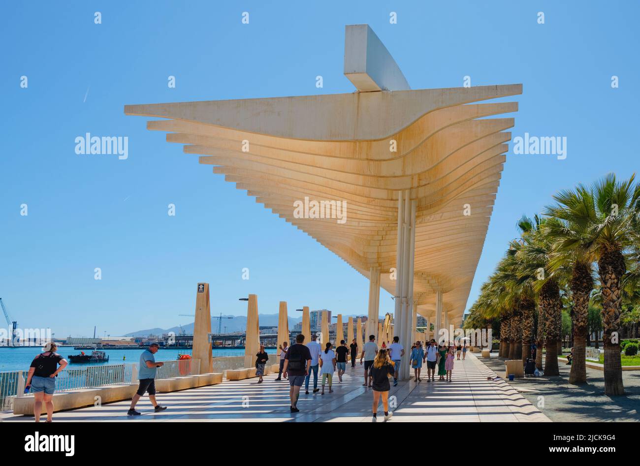 Malaga, Spagna - 26 maggio 2022: Persone che camminano sotto le Pergole de la Victoria a Malaga, Spagna, per proteggersi dai forti raggi del sole di un su Foto Stock