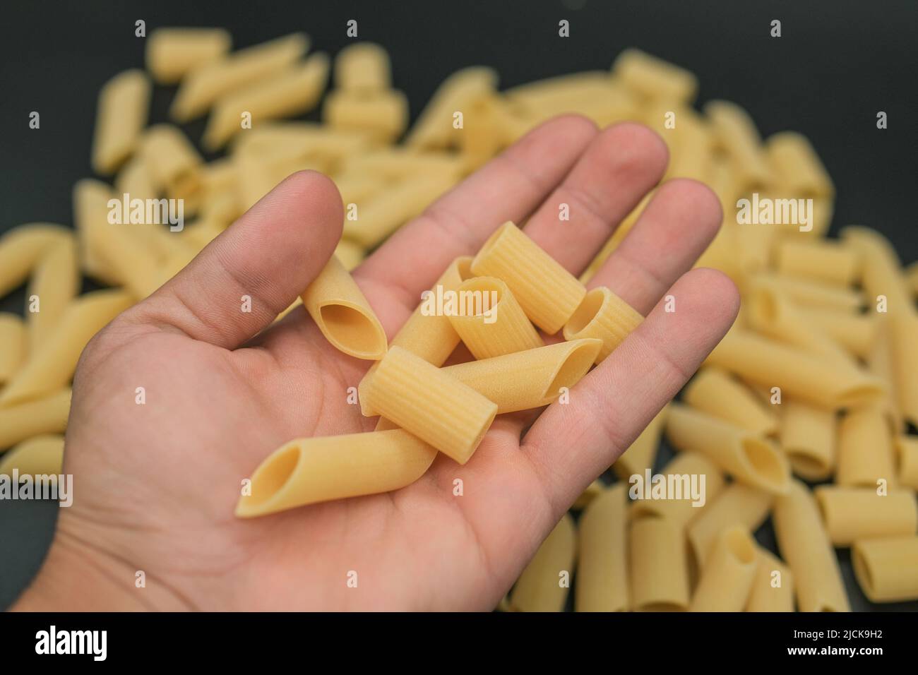 Penne fresche crude e pasta di maccaroni, cibo italiano sano da cucina Foto Stock