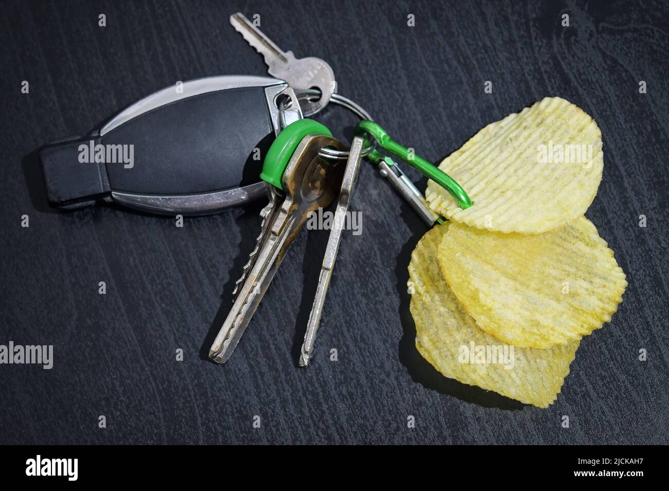 Portachiavi astratto con molte chiavi e patate chips Foto Stock