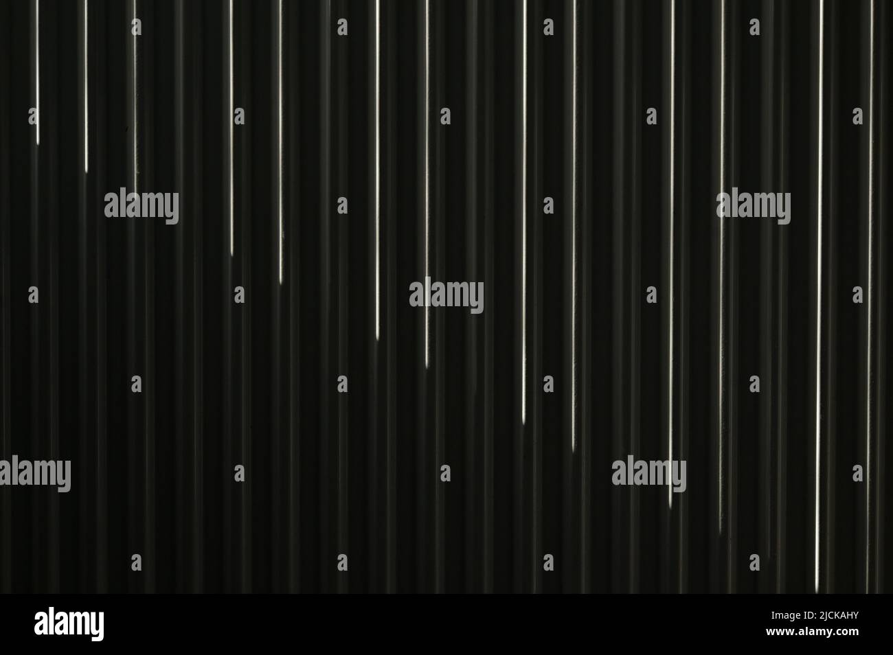 Luce solare astratta, ombre e riscaldamento radiatore Foto Stock