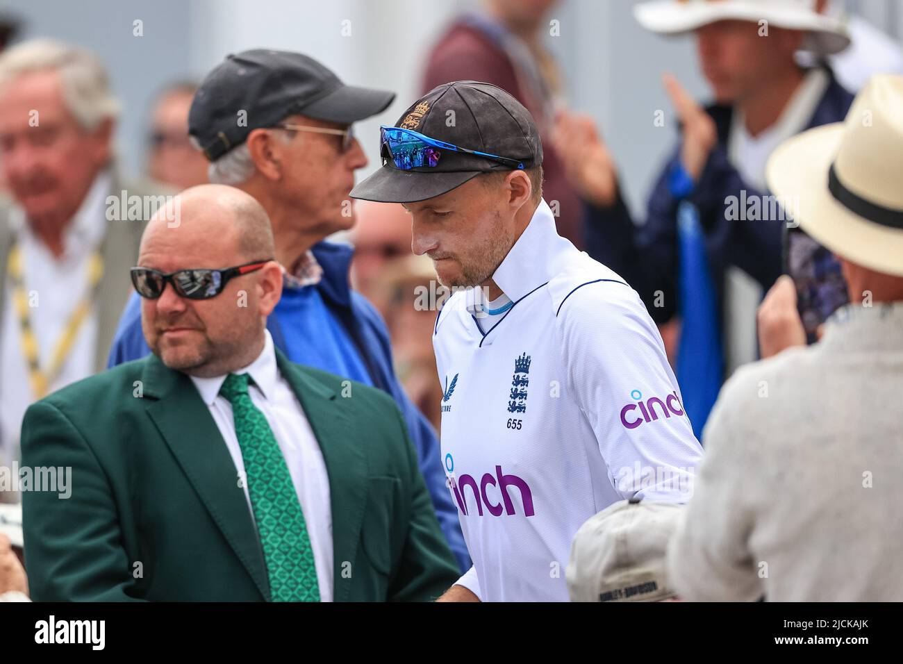 Joe Root of England esce per giocare il giorno 5 Foto Stock
