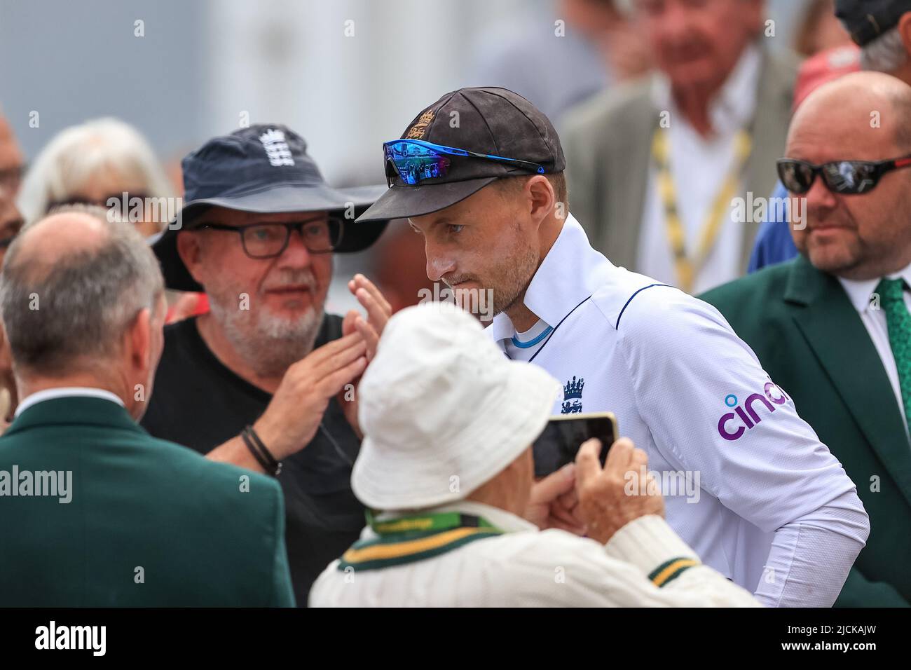 Joe Root of England esce per giocare il giorno 5 Foto Stock