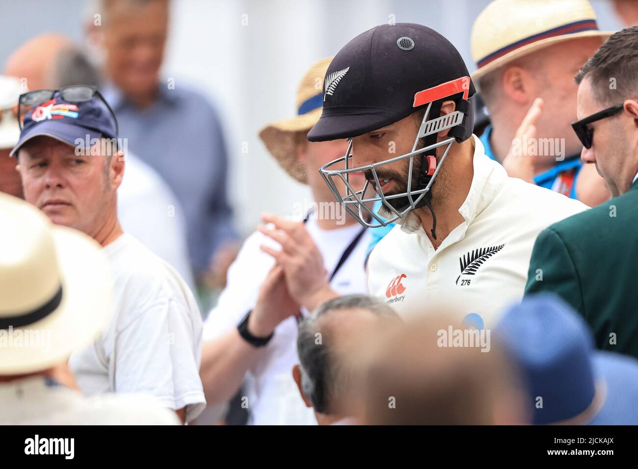 Nottingham, Regno Unito. 14th giugno 2022. Daryl Mitchell della Nuova Zelanda esce per giocare il giorno 5 credito: News immagini /Alamy Live News Foto Stock