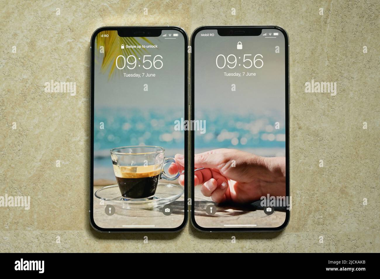 Riassunto Condividi una tazza di espresso. Galati, Romania - 07 giugno 2022 l'iPhone 12 Pro Max Foto Stock