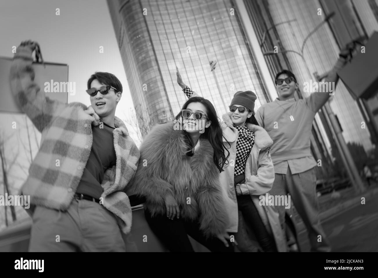 I giovani alla moda vanno a fare shopping Foto Stock