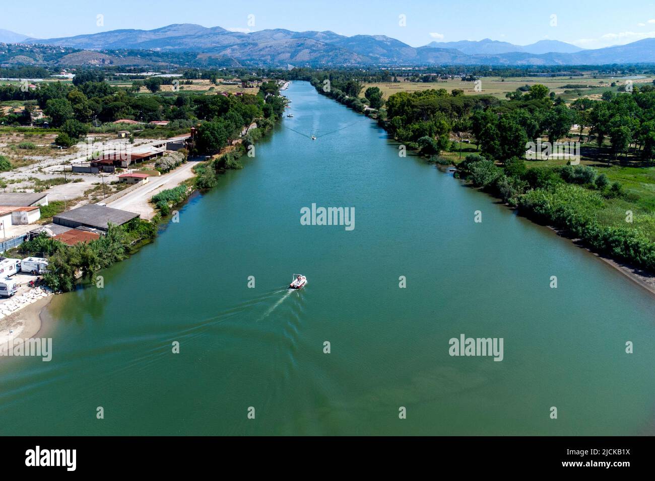 (NOTA EDITORIALE: L'immagine è stata creata con un drone.) foce del fiume Garigliano che con la sua lunghezza di 38km separa la regione Lazio dalla Campania r Foto Stock