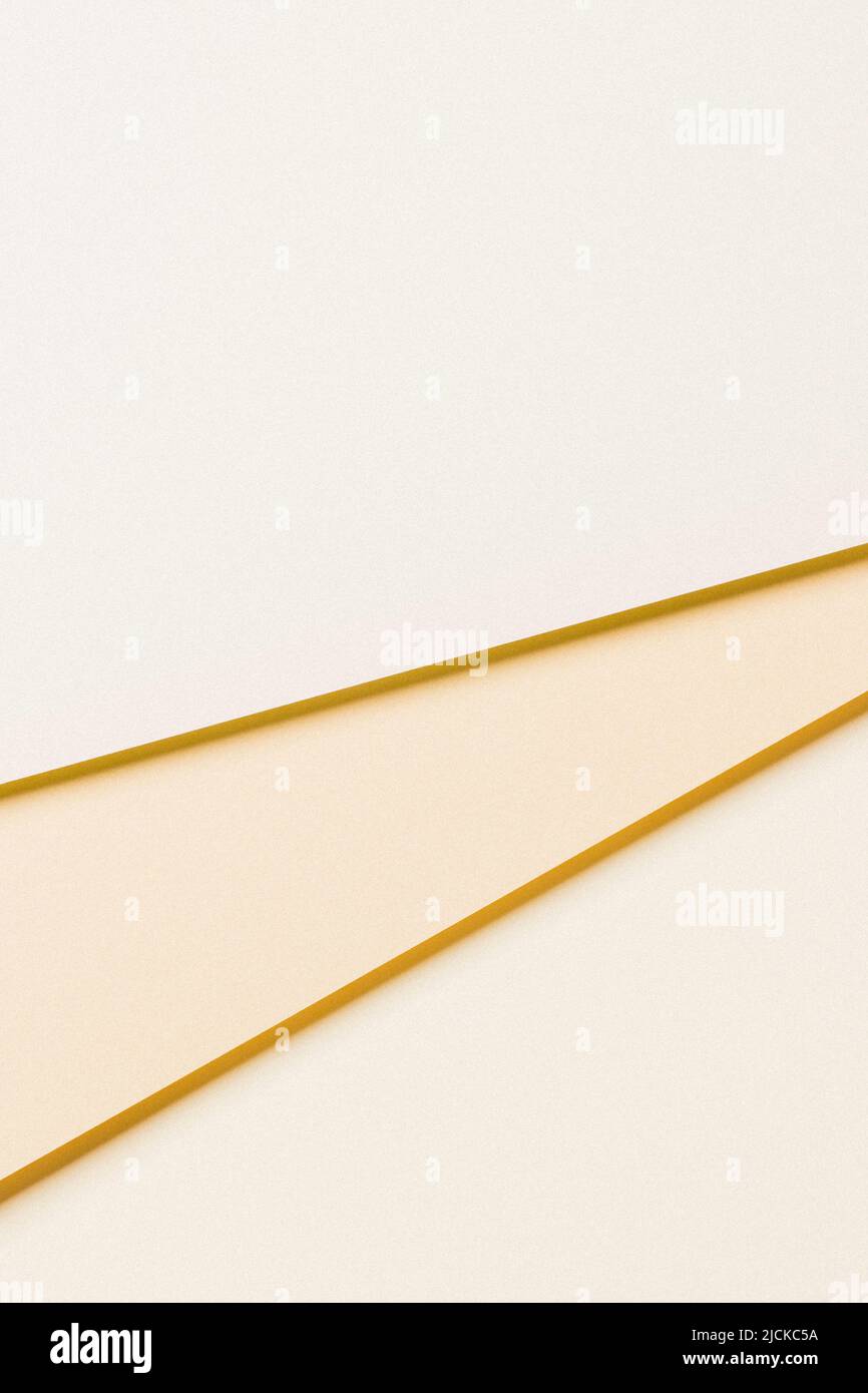 Sfondo della trama della carta colorata astratta. Composizione verticale minima con forme geometriche e linee in tonalità neutre di colore marrone beige Foto Stock