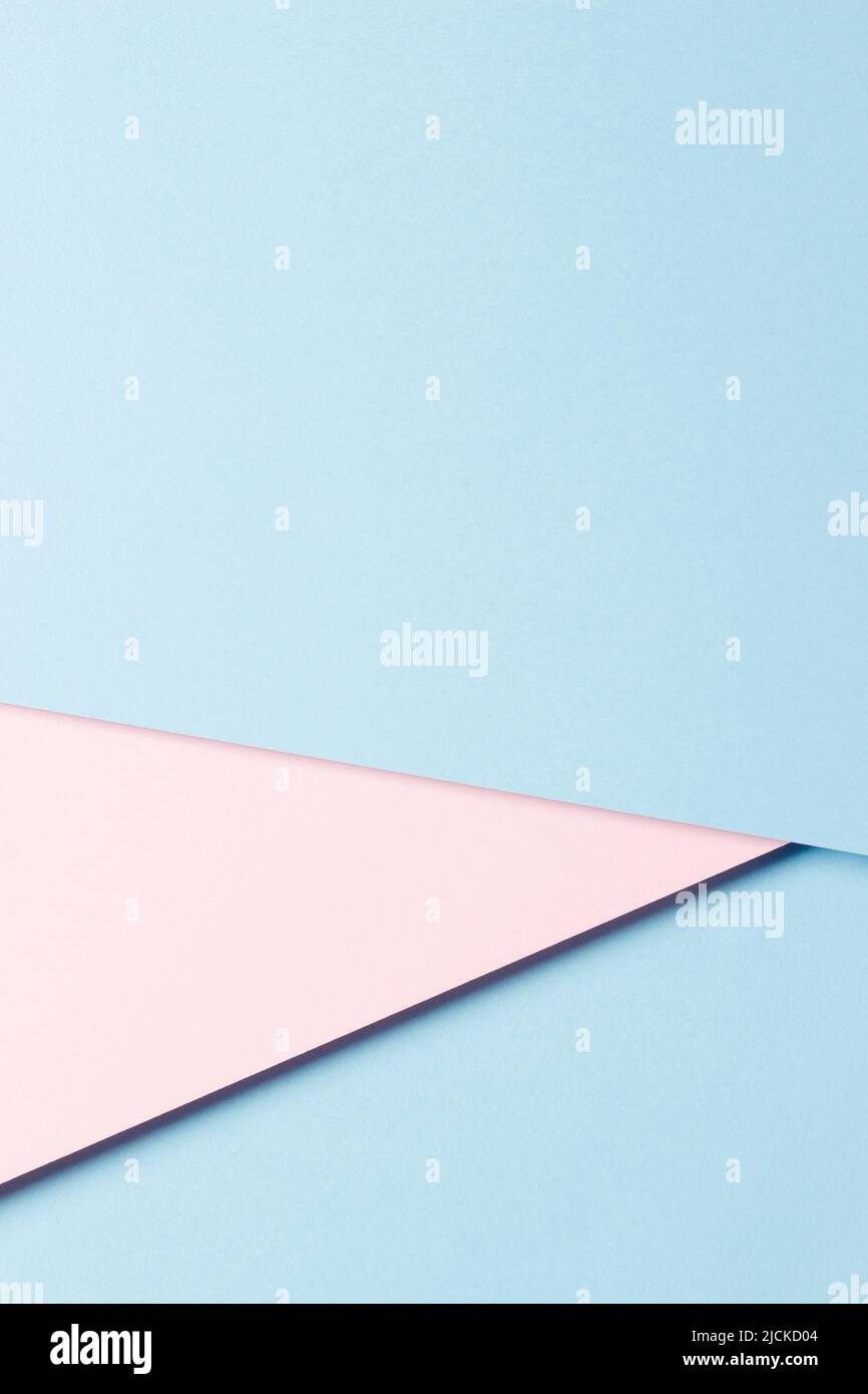 Sfondo della trama della carta colorata astratta. Composizione verticale minima con forme geometriche e linee in colori rosa pastello e blu chiaro. Vista dall'alto Foto Stock