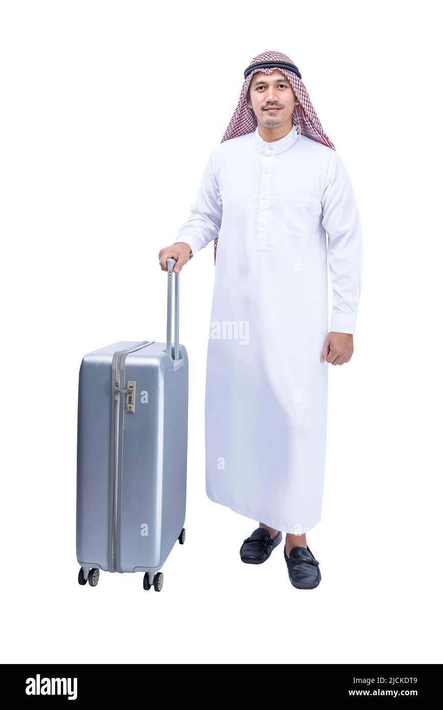 Uomo arabo che indossa un keffiyeh in piedi con una valigia per viaggiare isolato su sfondo bianco Foto Stock