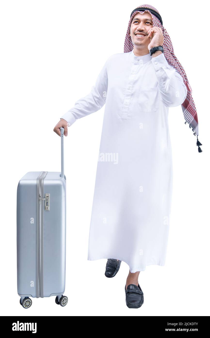 Uomo arabo che indossa un keffiyeh sulla chiamata con una valigia per viaggiare isolato su sfondo bianco Foto Stock
