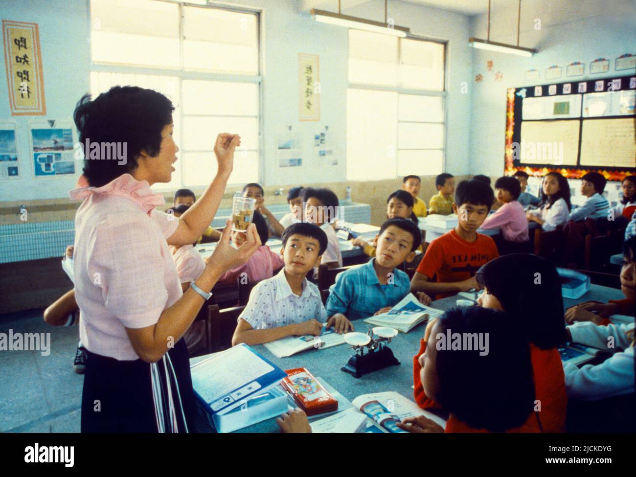 Studenti di Taiwan ascoltare l'insegnante in aula a scuola Foto Stock
