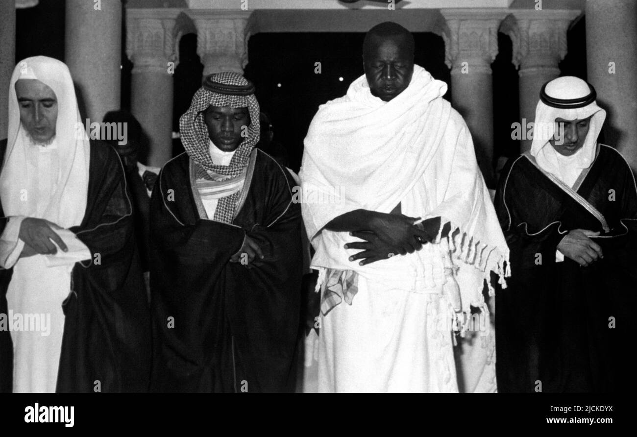Uganda IDI Amin preghiera a Makkah Arabia Saudita Bianco e nero Foto Stock