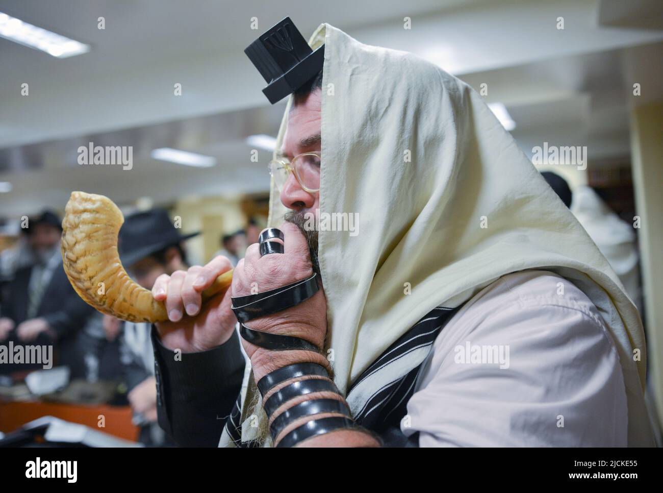 Nel mese precedente il Capodanno ebraico lo shofar viene soffiato al mattino per risvegliare i fedeli. A Crown Heights, Brooklyn, New York. Foto Stock