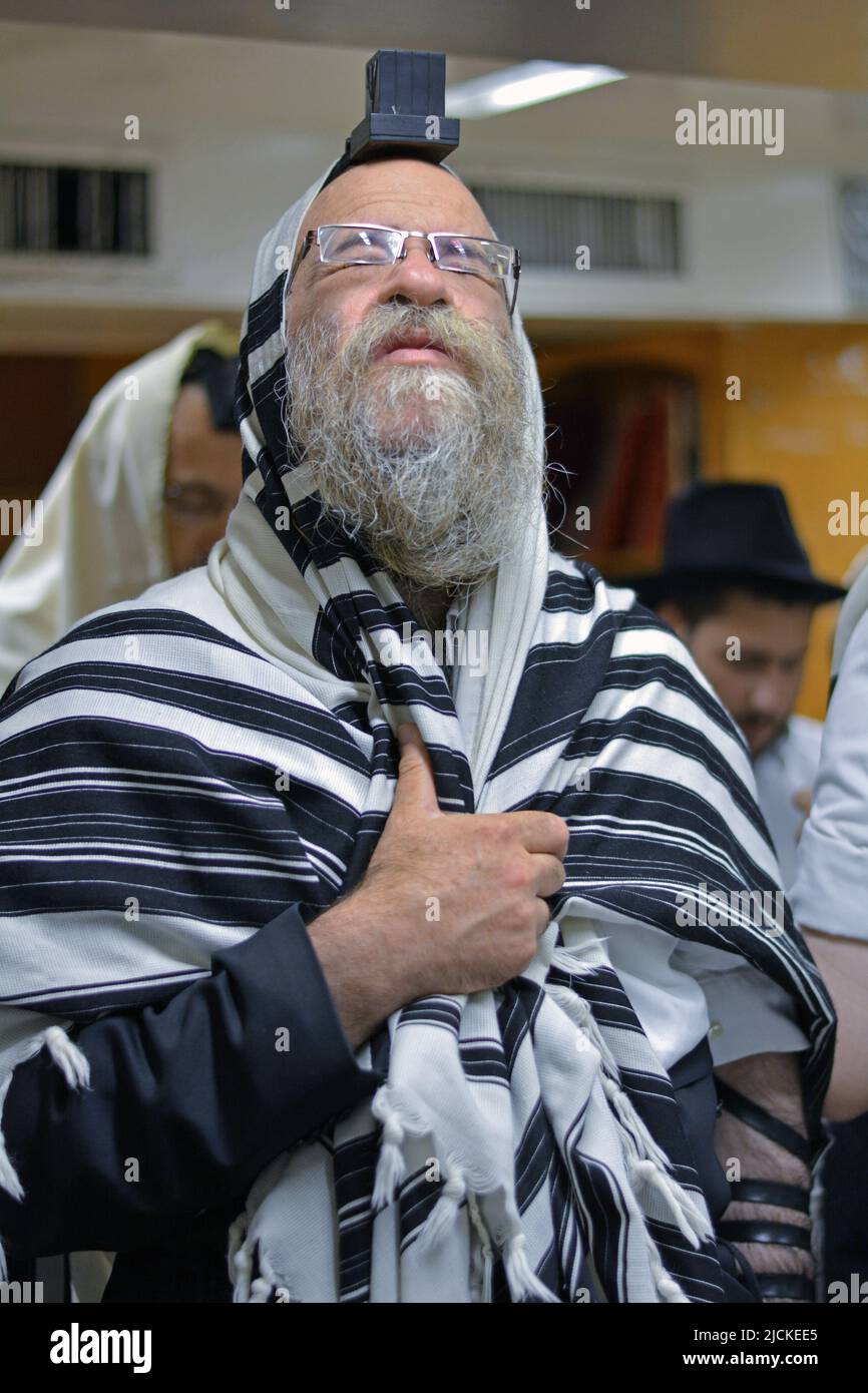 Un uomo ebreo ortodosso in preghiera e/o meditazione presso la sinagoga principale di Chabad sulla Eastern Parkway a Brooklyn, New York City. Foto Stock