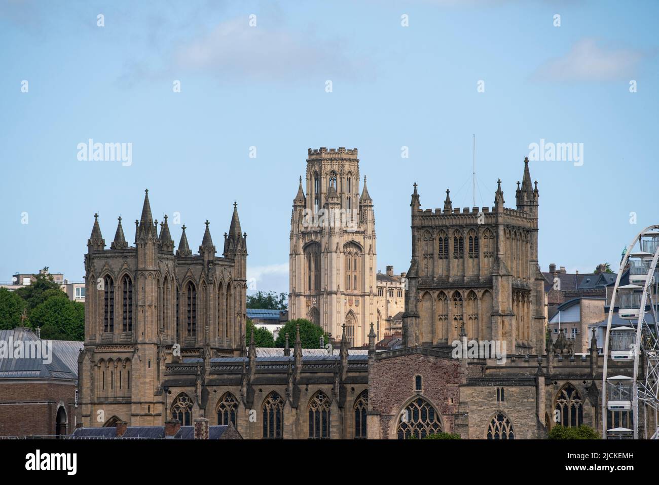 La torre del Wills Memorial Building all'Università di Bristol è visibile dietro la Cattedrale di Bristol in una giornata di sole. La torre si trova in cima a Park Street. Foto Stock