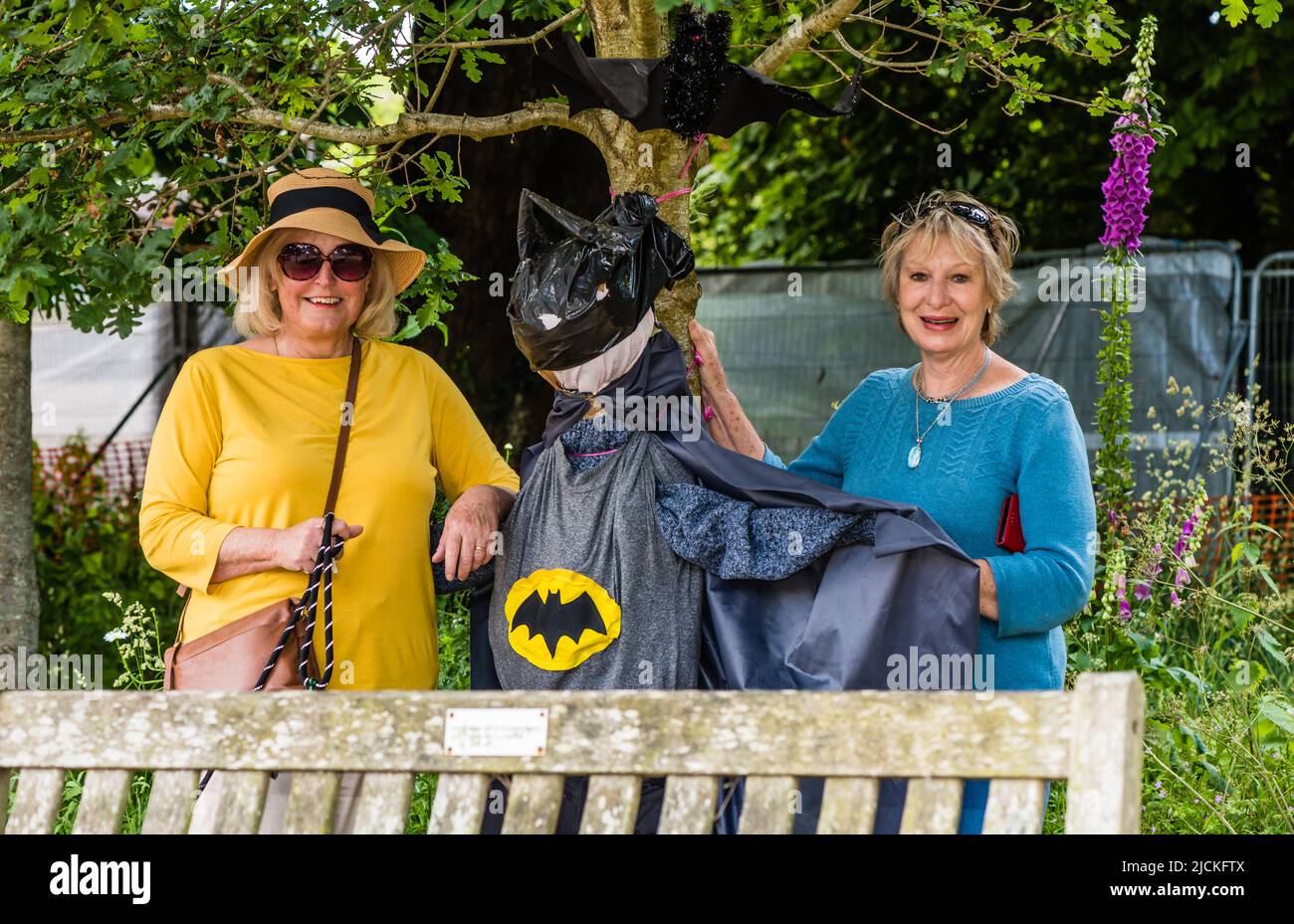 East Budleigh Village Scarecrow Festival in aiuto di tutti i Santi Chiesa. Foto Stock