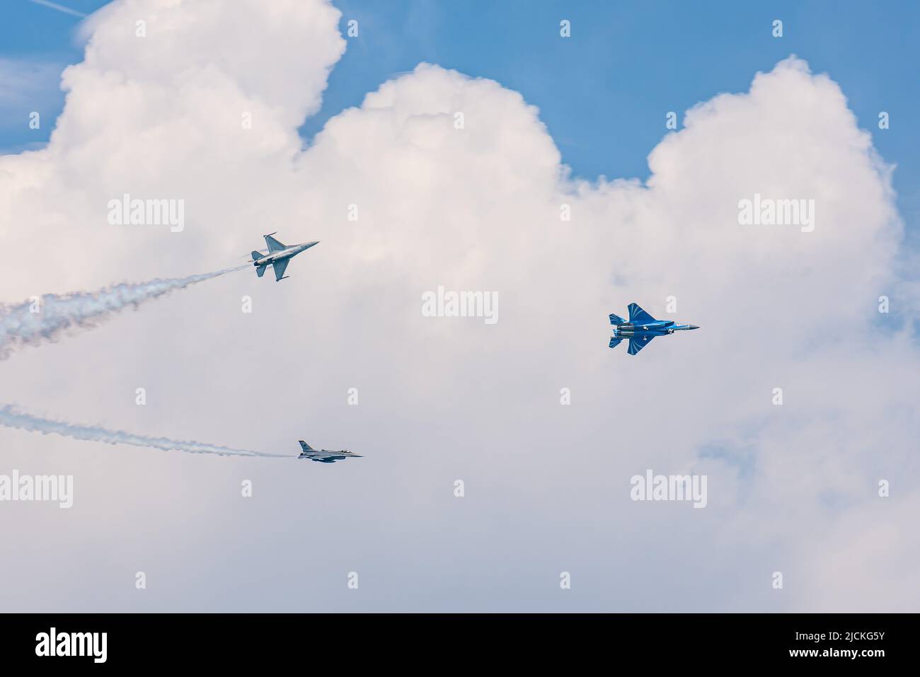 Singapore - Agosto 11: RSAF festeggia 50 anni con un Airshow su Marina Barrage a Singapore Foto Stock
