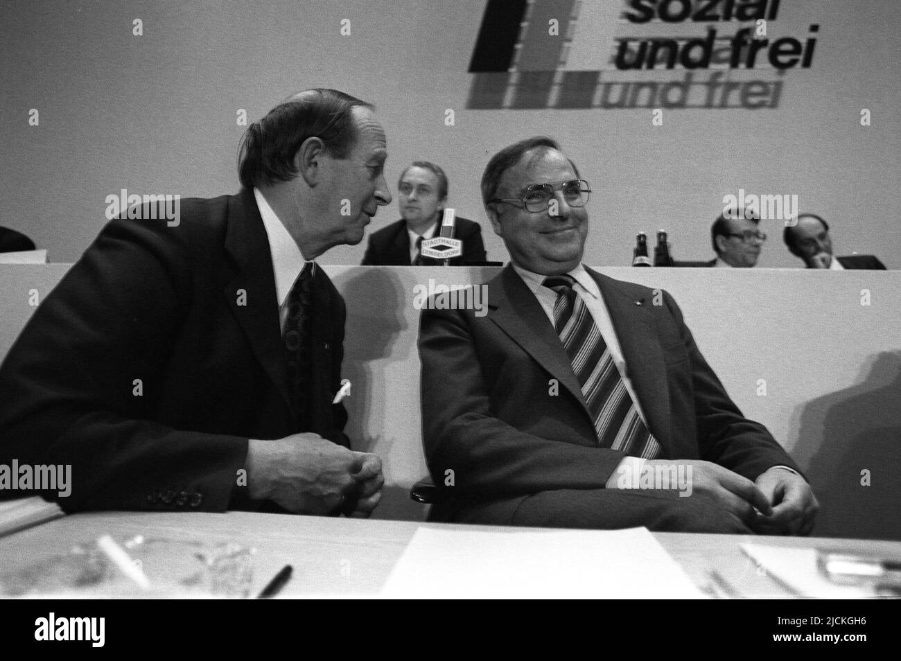 FOTO D'ARCHIVIO: 5 anni fa, il 16 giugno 2017, Helmut KOHL, Hans FILBINGER, Germania, politico, CDU, primo ministro del Baden-Wuerttemberg è morto con Helmut KOHL re. Conferenza del partito CDU 1977 a Duesseldorf Foto Stock