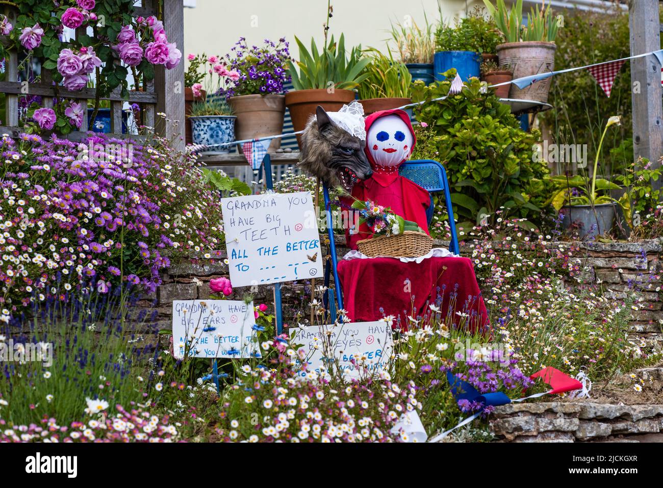 East Budleigh Village Scarecrow Festival in aiuto di tutti i Santi Chiesa. Foto Stock